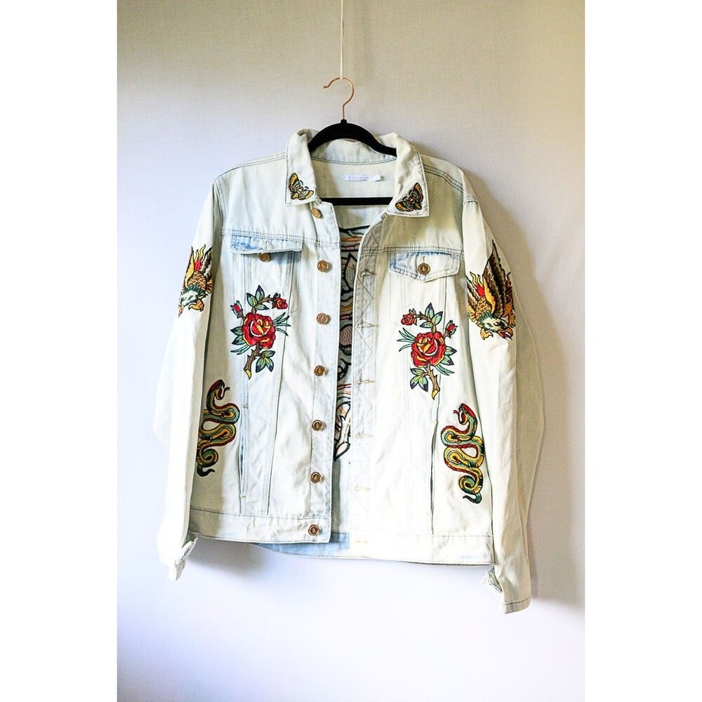 Reason‎ L Jean jacket embroidered light wash trad tattoo rose snake design denim